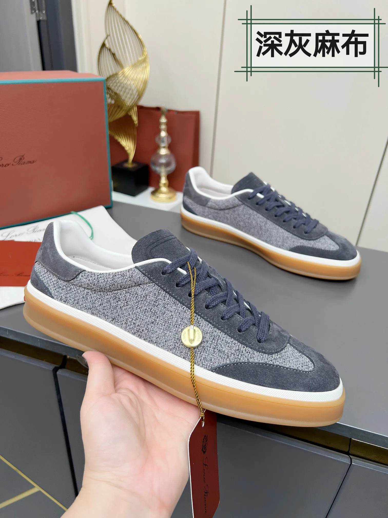 Men's shoes 💰600 purchasing agent, high version 🦅⛳️ Italy [Loro Piana] Tennis walk series LP couple's moral training shoes casual sports shoes sneakers 🎁🎁 Original purchase development and production This new suede tennis shoe adopts an ultra-low design, suitable for wearing all year round 👫👫 The wrapped sole creates an effortlessly attractive color combination that harmoniously blends functionality with understated style, making it the ideal shoe for urban wear. Soft calfskin tongue with Kummel color insert at the heel, cotton lace upper with embossed LP logo, cowhide suede sole, rubber-lined calfskin ✦ Upper: special linen ➕ eco-friendly cowhide ✦ lining: cowhide lining ➕ cowhide insole ✦ sole: original molded TPR ultra-light outsole ✦ packaging: original complete package ✦Female size: 35--40 ✦Male size: 39--45
